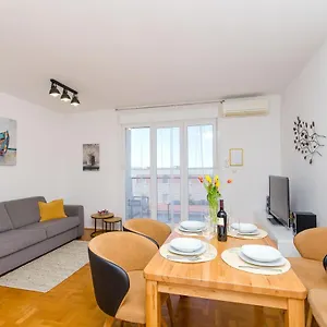 Smile With Secure Private Garage Apartman